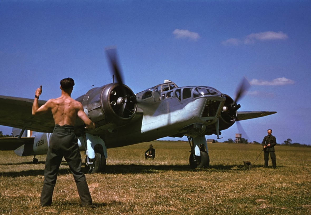 capa_a-mechanic-signals-for-takeoff-to-an-allied-pilot-before-a-raid-over-occupied-france